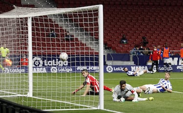 Luis Suárez marca el 1-0 al Alavés. 
