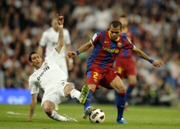 El argentino Ángel Di María y el brasileño Dani Alves durante un clásico de la temporada 10/11