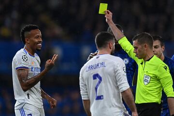 El árbitro Clément Turpin enseña la cartulina amarilla a Eder Militao. El brasileño no podrá jugar el partido vuelta.