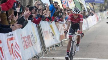 Alberto Contador llega a la meta de Mancha Real - Pe&ntilde;a del &Aacute;guila tras ser superado en la llegada por Thibaut Pinot.