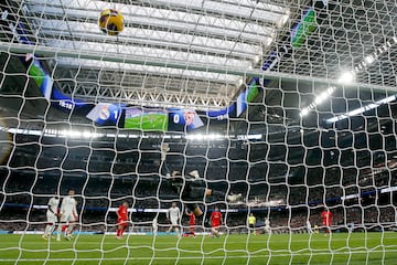 El jugador del Real Madrid, Fede Valverde, marca el 2-0 al Sevilla. 