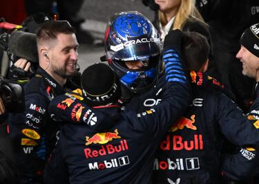 Max Verstappen junto a su equipo de escudería celebrando por todo lo alto su cuarto campeonato del mundo de la Fórmula 1.