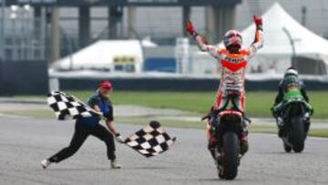 INDIANÁPOLIS. Kevin Clark dio un banderazo simbólico a Marc en su último triunfo.