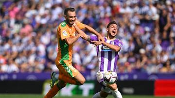 VALLADOLID, SPAIN - OCTOBER 09: German Pezzella of Real Betis challenges Oscar Plano of Real Valladolid CF during the LaLiga Santander match between Real Valladolid CF and Real Betis at Estadio Municipal Jose Zorrilla on October 09, 2022 in Valladolid, Spain. (Photo by Octavio Passos/Getty Images)