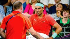Rafael Nadal recibe tratamiento médico durante su partido contra Jordan Thompson en Brisbane.