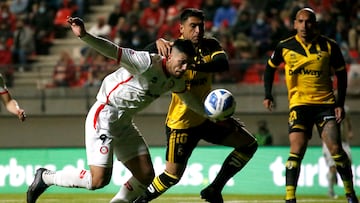 El jugador de Unión La Calera, Lucas Passerini, disputa el balon con Gonzalo Jara de Coquimbo Unido durante el partido de Primera Division realizado en el estadio Nicolas Chahuán.