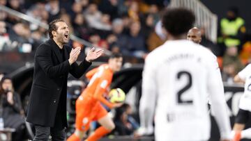 VALENCIA, 25/02/2023.- El entrenador del Valencia, Rubén Baraja (i), durante el partido entre la Real Sociedad y el Valencia correspondiente a la jornada 23 de LaLiga Santander, este sábado en el estadio de Mestalla en Valencia. EFE/ Kai Forsterling
