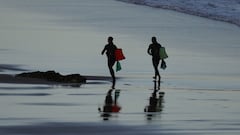 Los surfistas rescatan a 30 bañistas en Sopela