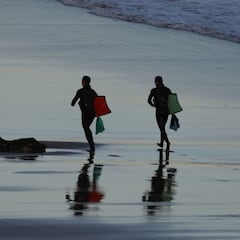 Los surfistas rescatan a 30 bañistas en Sopela