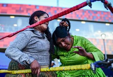 Las luchadoras Ana Luisa Yujra y Lidia Flores.