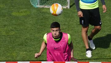Nehuén Pérez, en un entrenamiento con el Granada.
