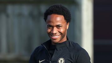 Sterling sonr赤e durante un entrenamiento con el Chelsea.