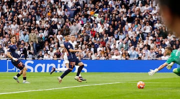 De nuevo control en carrera, pero esta vez, cruz raso el baln, lejos de Guaita.