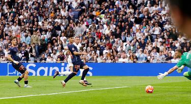 De nuevo controló en carrera, pero esta vez, cruzó raso el balón, lejos de Guaita.