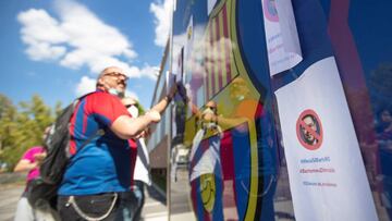 GRAF7148. BARCELONA, 30/08/2020.- &#039;Tsunami Blaugrana&#039;, uno de los grupos de opini&oacute;n del entorno azulgrana, organiz&oacute; este domingo una manifestaci&oacute;n en los alrededores del Camp Nou en la que tan solo participaron una decena de