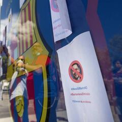 'Tsunami Blaugrana' cuelga carteles para informar sobre la moción de censura