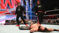 Jimmy y Jey Uso atacan a Seth Rollins en Raw.
