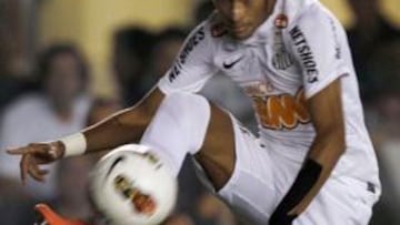 REFERENTE. La estrella del Santos anotó dos nuevos goles en la Libertadores.