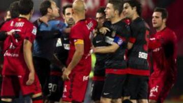 Los jugadores del Mallorca discuten con los del Atlético de Madrid en presencia del colegiado del encuentro Antonio Miguel Lahoz.
