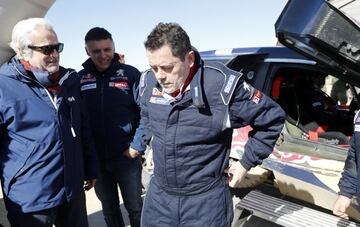 Tomás Roncero ejerció de copiloto de Carlos Sainz por un día en la base militar del Goloso a los mandos del Peugeot 3008 DKR Maxi, el mismo coche con el que el bicampeón ganó el Dakar 2018.