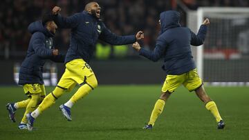 Rennes (France), 11/12/2023.- Villarreal's Ben Brereton Diaz and Villarreal's Etienne Capoue celebrate after winning against Rennes FC during the UEFA Europa League Group F soccer match between Rennes and Villarreal in Rennes, France, 14 December 2023. (Francia) EFE/EPA/YOAN VALAT