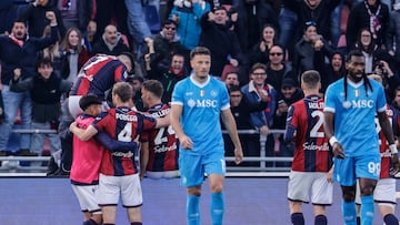 Los jugadores del Bologna celebran la victoria ante el Nápoles.
