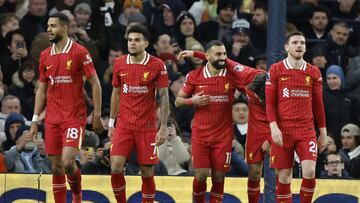 Jugadores del Liverpool celebran un gol al Tottenham en la Premier League.