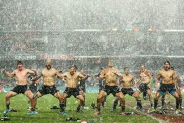 MARZO 2014. El equipo de los All Blacks realiza la tradicional danza guerrera maorí 'Haka' tras ganar a Inglaterra en la final de las series mundiales de 'Seven' celebradas en Hong Kong.