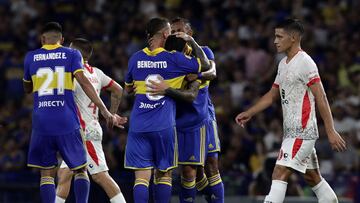 Boca Juniors' midfielder Martin Payero (C-back) celebrates with forward Dario Benedetto (C-front) after scoring a goal against Instituto during the Argentine Professional Football League Tournament 2023 match at La Bombonera stadium in Buenos Aires, on March 19, 2023. (Photo by ALEJANDRO PAGNI / AFP)