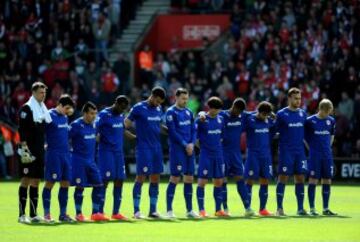 Jugadores Cardiff durante el minuto de silencio para conmemorar el 25 aniversario del desastre de Hillsborough antes del partido de la Premier League entre Southampton y Cardiff City en el estadio de Santa Mar¨ªa