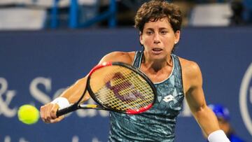La española Carla Suárez Navarro devuelve una bola a la croata Mirjana Lucic-Baroni durante un partido de la primera ronda del Masters de Cincinnati.