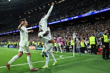 1-0. Jude Bellingam celebra el primer tanto con sus compañeros.