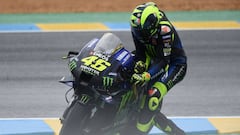 Monster Energy Yamaha&#039;s Italian rider Valentino Rossi holds his motobike after crashing in the first corner during the French MotoGP race in Le Mans northwestern France, on October 11, 2020. (Photo by JEAN-FRANCOIS MONIER / AFP)