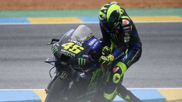 Monster Energy Yamaha's Italian rider Valentino Rossi holds his motobike after crashing in the first corner during the French MotoGP race in Le Mans northwestern France, on October 11, 2020. (Photo by JEAN-FRANCOIS MONIER / AFP)