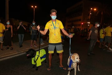 A pesar de las medidas de seguridad que han recomendado las autoridades en España, los aficionados del Cádiz pasaron esto por alto y así se vivieron estos momentos de júbilo.