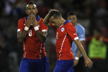 Marcelo D&iacute;az y Arturo Vidal buscan explicaciones por la derrota ante Uruguay.