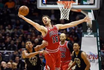 Pau Gasol intenta alcanzar el rebote.