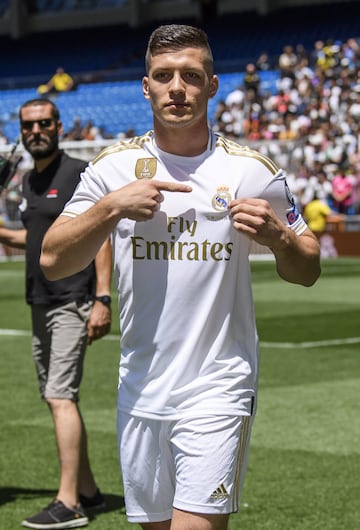 Luka Jovic, during today's presentation, steps out onto the Santiago Bernabéu pitch for the first time.