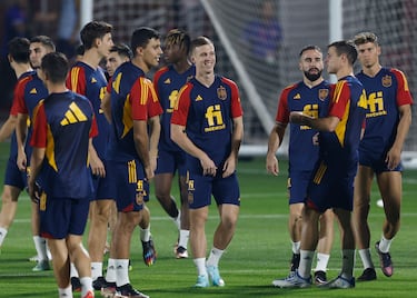 Dani Olmo en el centro del grupo. 
 

