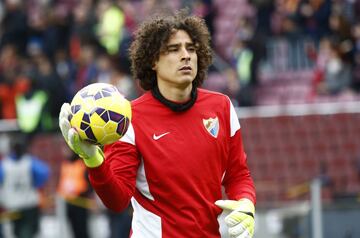 El 29 de octubre de 2016, Ochoa y el Granada se enfrentaron al Barcelona en el Camp Nou. A pesar de que los locales se llevaron la victoria por 1-0, el guardameta mexicano tuvo una gran actuación, haciendo grandes atajadas al tridente blaugrana compuesto por Lionel Messi, Luis Suárez y Neymar. La prensa española catalogó de brillante la actuación del portero mexicano.