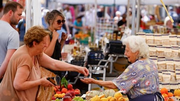 FILE PHOTO: A woman shops at Campo de' Fiori market, on the day the European Central Bank's rate-setting Governing Council holds an unscheduled meeting to discuss the recent sell-off in government bond market, in Rome, Italy, June 15, 2022. REUTERS/Guglielmo Mangiapane/File Photo