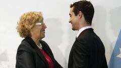 La alcadesa de Madrid, Manuela Carmena, tras imponer una de las Medallas de Oro de la ciudad al patinador Javier Fern&aacute;ndez, con motivo de la festividad de San Isidro.