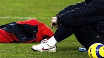 <B>DESDE LA BARRERA.</B> El técnico argentino continuará vinculado al fútbol desde su trabajo como comentarista para la cadena mexicana Televisa, con la que ya acordó viajar al Mundial de Alemania 2006.