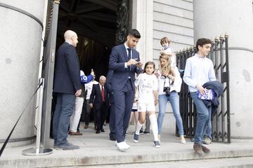 Los jugadores del Real Madrid saliendo de la Catedral de La Almudena para ofrecer la Copa de Europa conseguida el día de ayer en Kiev tras vencer por 3 goles a 1 al Liverpool 