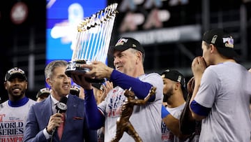 PHOENIX, ARIZONA - NOVEMBER 01: Manager Bruce Bochy of the Texas Rangers hoists the Commissioner's Trophy after the Texas Rangers beat the Arizona Diamondbacks 5-0 in Game Five to win the World Series at Chase Field on November 01, 2023 in Phoenix, Arizona. Christian Petersen/Getty Images/AFP (Photo by Christian Petersen / GETTY IMAGES NORTH AMERICA / Getty Images via AFP)