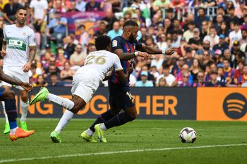 Memphis Depay marca el 2-0 al Elche.