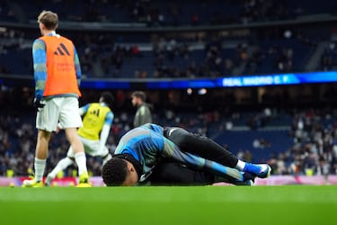 Susto de Mbappé durante el calentamiento. El francés sufrió un golpe por parte de Huijsen durante un ejercico de calentamiento. Poco después, tras recibir las asistencias, pudo recuperarse.