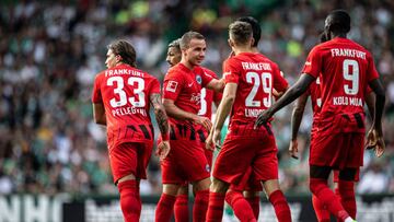 BREMEN, GERMANY - AUGUST 28: (EDITORS NOTE: Image has been digitally enhanced.) Scorer Mario Götze (C) of Frankfurt celebrates his teams first goal with team mates during the Bundesliga match between SV Werder Bremen and Eintracht Frankfurt at Wohninvest Weserstadion on August 28, 2022 in Bremen, Germany. (Photo by Lukas Schulze/Bundesliga/Bundesliga Collection via Getty Images)
