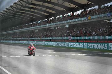 Enea Bastianini cruzando la línea de meta en primer lugar durante el Gran Premio de Malasia de Moto GP disputado en el circuito Internacional de Sepang.