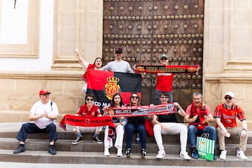 Aficionados del Mallorca posan con sus banderas en Sevilla.
